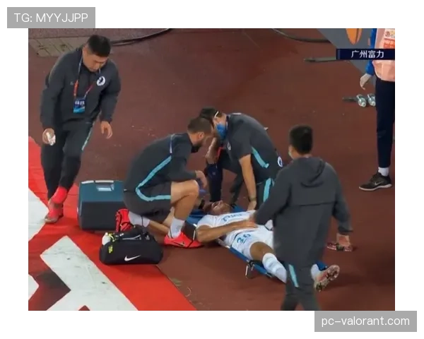 突发：赫塔菲前锋于纳尔因执行压迫时拉伤大腿，被担架抬离场地